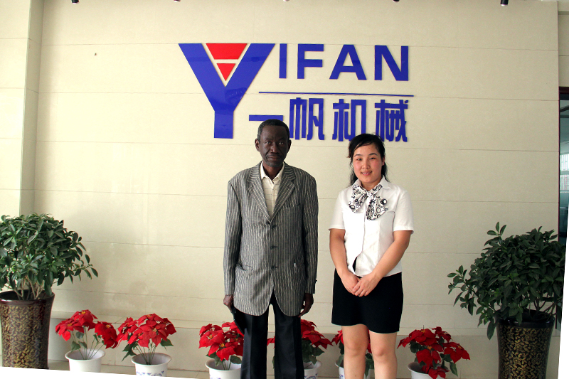 一帆機(jī)械坦桑尼亞客戶合影 一帆機(jī)械坦桑尼亞客戶合影